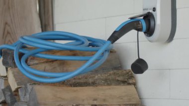 Elektrik kablosu duvar kutusuna takılıyor. Yüksek kalite 4k görüntü