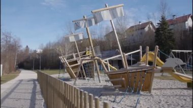 Kumsalda korsan gemisi olan oyun parkı. Yüksek kalite 4k görüntü