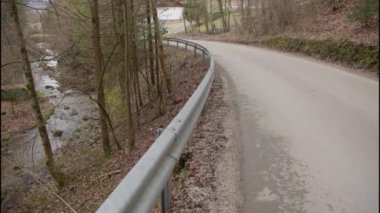 Sonbaharda sel kontrollü nehir. Yüksek kalite 4k görüntü