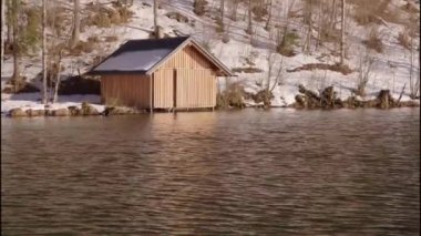 Kışın gölde ahşap kulübe. Yüksek kalite 4k görüntü