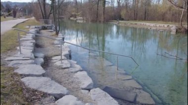 Yukarı Avusturya 'daki Ager' de nehir boyunca uzanan köprü. Yüksek kalite 4k görüntü