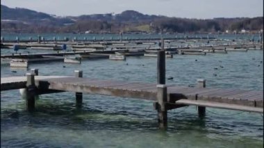 Schloss Kammer yakınlarındaki Attersee marinasında. Yüksek kalite 4k görüntü