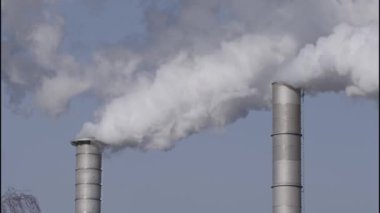 Duman yığınından salınan endüstriyel fabrika. Yüksek kalite 4k görüntü