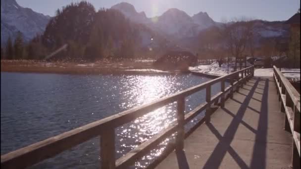 Turistas Caminando Hermoso Paisaje Invernal Cerca Almsee Alta Austria Imágenes — Vídeos de Stock