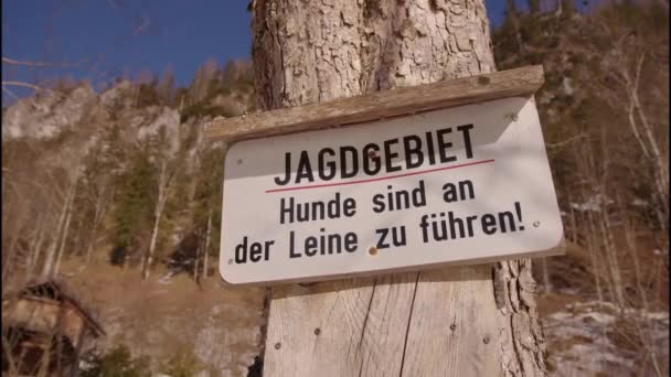 Skylt Med Jaktområde Nära Berg Österrike Högkvalitativ Film — Stockvideo