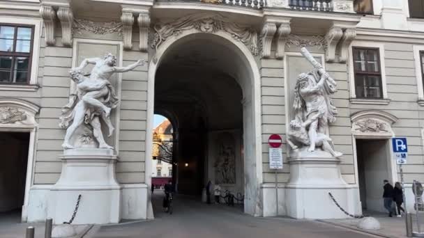 Posągi Przy Wejściu Hofburga Wysokiej Jakości Materiał — Wideo stockowe