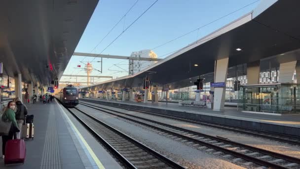 Pociąg Dalekobieżny Wjeżdżający Peron Dworcu Głównym Wiedniu Wysokiej Jakości Materiał — Wideo stockowe