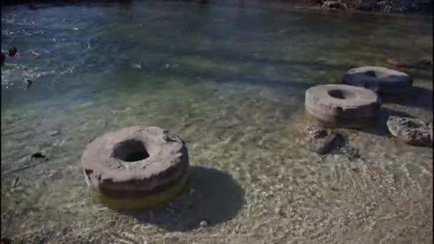 Ager Nehri Nin Sularında Yansımalı Değirmen Taşları Yüksek Kalite Görüntü — Stok video