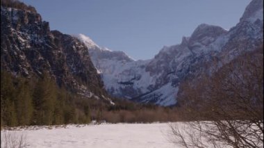 Kışın Almsee Gölü 'nün havadan çekilmiş görüntüleri. Yüksek kalite 4k görüntü