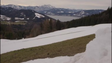 Attersee gölü kışın Gahberg 'den görünüyor. Yüksek kalite 4k görüntü