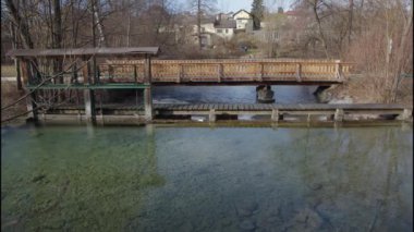 Yukarı Avusturya, Salzkammergut 'taki Ager nehri. Yüksek kalite 4k görüntü