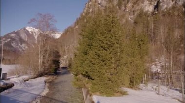 Kışın Almsee Gölü 'nün havadan çekilmiş görüntüleri. Yüksek kalite 4k görüntü