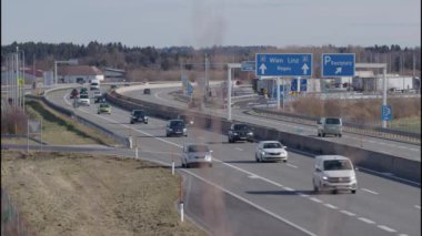 Avusturya 'da otoyol trafiği. Yüksek kalite 4k görüntü