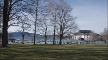 Yukarı Avusturya 'daki Attersee Gölü' ndeki Schloss Kammer 'a park et. Yüksek kalite 4k görüntü