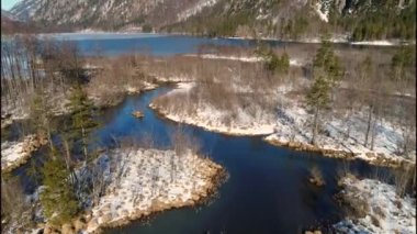 Kışın Almsee Gölü 'nün havadan çekilmiş görüntüleri. Yüksek kalite 4k görüntü