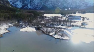 Kışın Almsee Gölü 'nün havadan çekilmiş görüntüleri. Yüksek kalite 4k görüntü