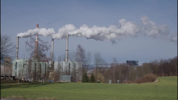 Przemysłowe Stosy Dymu Emitujące Opary Wysokiej Jakości Materiał — Wideo stockowe