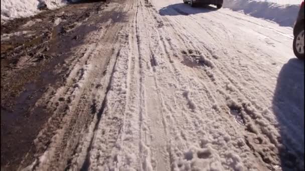 Autók Havas Nyomai Télen Parkolóban Kiváló Minőségű Felvételek — Stock videók