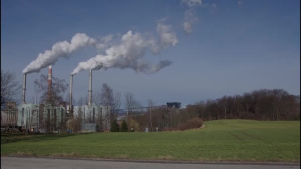 Duman Yığınlarının Kırsal Bölgelerdeki Emisyonlarının Zamanlaması Yüksek Kalite Görüntü — Stok video