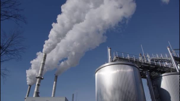 Zakład Przemysłowy Emisjami Stosu Dymu Wysokiej Jakości Materiał — Wideo stockowe