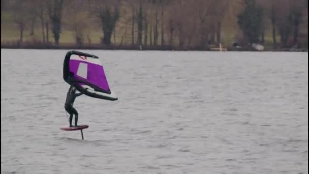 Surfer Wingfoiling Auf Einem See Österreich Hochwertiges Filmmaterial — Stockvideo