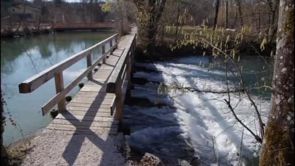 オーストリアのアッパー オーストリアのエイジャー川の堰を渡る橋 高品質4K映像 — ストック動画