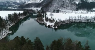 Kış aylarında Yukarı Avusturya 'da hidroelektrik santralinin üzerindeki havadan. Yüksek kalite 4k görüntü