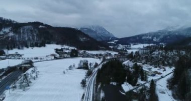 Kirchdorf Yukarı Avusturya 'nın kışın havadan panoramik manzarası. Yüksek kalite 4k görüntü