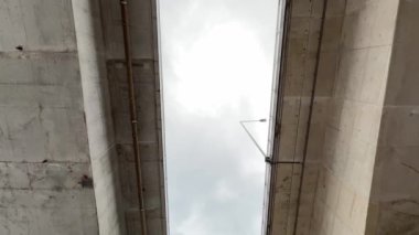 Yukarı Avusturya Alpleri 'ndeki karayolu köprüsü. Yüksek kalite 4k görüntü