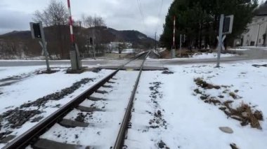 Avusturya kış manzarasında kırsal demiryolu geçidi. Yüksek kalite 4k görüntü