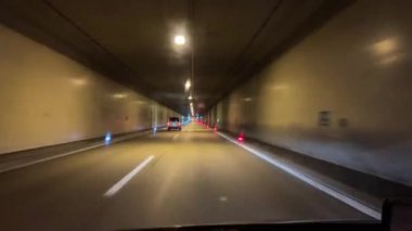 Avusturya otobanındaki tünelde araba kullanmak. Yüksek kalite 4k görüntü