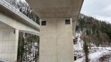 Yukarı Avusturya Alpleri 'ndeki karayolu köprüsü. Yüksek kalite 4k görüntü