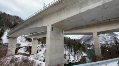 Yukarı Avusturya Alpleri 'ndeki karayolu köprüsü. Yüksek kalite 4k görüntü