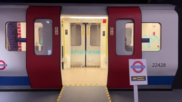 Metro Waggon Deur Openen Tracking Shot Hoge Kwaliteit Beeldmateriaal — Stockvideo