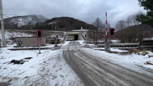 Wiejskie Przejście Kolejowe Austriackim Zimowym Krajobrazie Wysokiej Jakości Materiał — Wideo stockowe