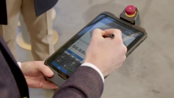 Satış Temsilcisi Kalemle Tablet Kullanıyordu Yüksek Kalite Görüntü — Stok video