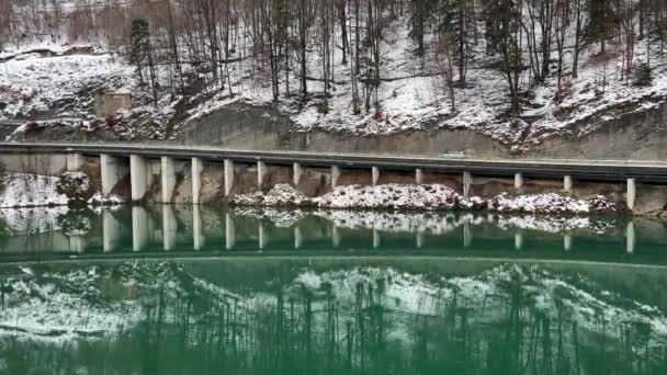 Kış Aylarında Yukarı Avusturya Hidroelektrik Santralinin Üzerindeki Havadan Yüksek Kalite — Stok video