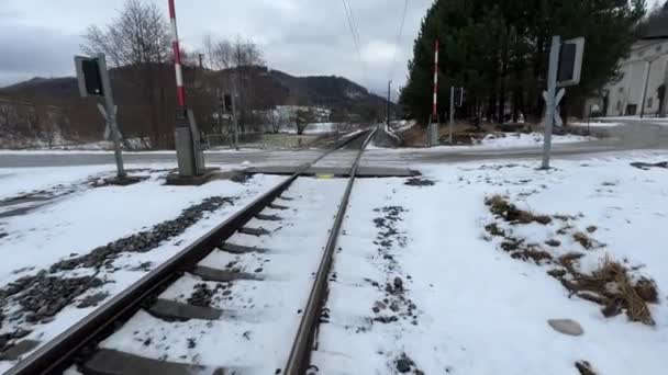 Landelijke Spoorwegovergang Het Oostenrijkse Winterlandschap Hoge Kwaliteit Beeldmateriaal — Stockvideo