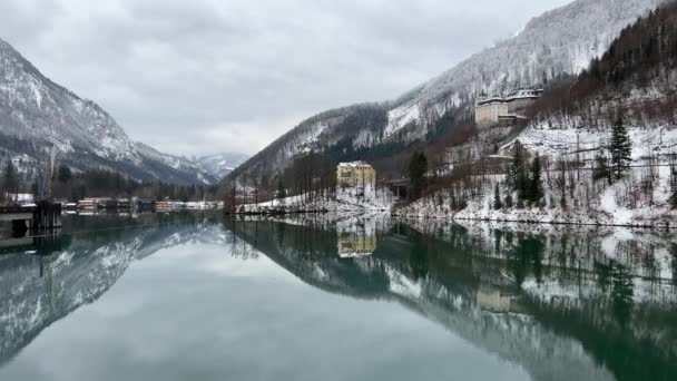 Kış Aylarında Yukarı Avusturya Hidroelektrik Santralinin Üzerindeki Havadan Yüksek Kalite — Stok video