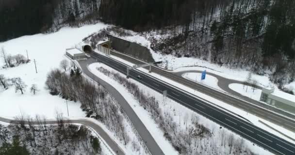 Letecká Dálnice Alpské Zimní Krajině Tunely Vysoce Kvalitní Záběry — Stock video