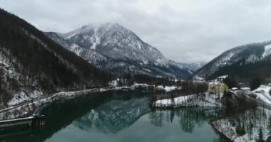 Kış aylarında Yukarı Avusturya 'da hidroelektrik santralinin üzerindeki havadan. Yüksek kalite 4k görüntü