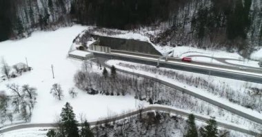 Alp Dağları 'ndaki tünellerle kaplı bir otoyol manzarası. Yüksek kalite 4k görüntü