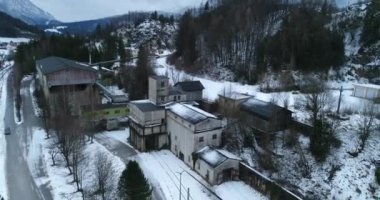 Kış aylarında Yukarı Avusturya 'daki kireç madeni fabrikasının üzerinde anten. Yüksek kalite 4k görüntü