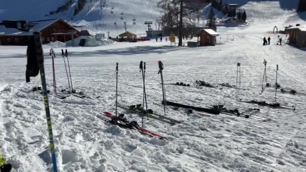 Alp Restoranındaki Yamaçta Kayak Kayak Direkleri Yüksek Kalite Görüntü — Stok video