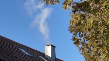 Kışın bacadan duman çıkıyor. Yüksek kalite 4k görüntü