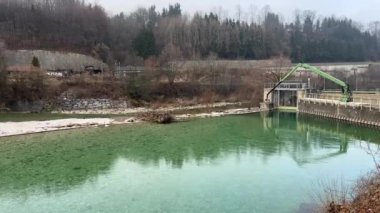 Steinbach Steyr Nehri 'ndeki Weir ve Hidroelektrik santrali. Yüksek kalite 4k görüntü