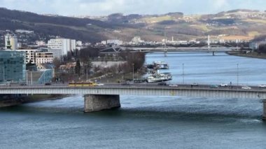 Avusturya 'nın yukarısındaki Linz' de Tuna nehri üzerinde köprüler. Yüksek kalite 4k görüntü