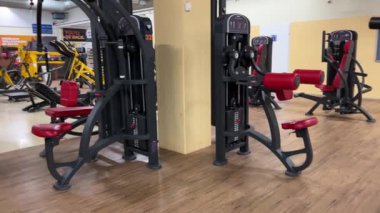 Ağırlık antrenman ekipmanlarıyla fitness salonu. Yüksek kalite 4k görüntü