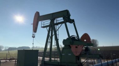 Avusturya 'da güneş ışığında petrol pompası. Yüksek kalite 4k görüntü