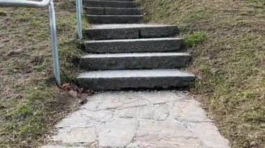 Tırabzanlı merdiven yukarı doğru yürüyor. Yüksek kalite 4k görüntü